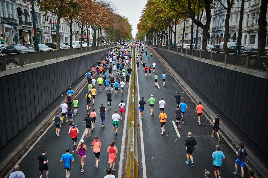 Grupo de corredores participando en una carrera urbana